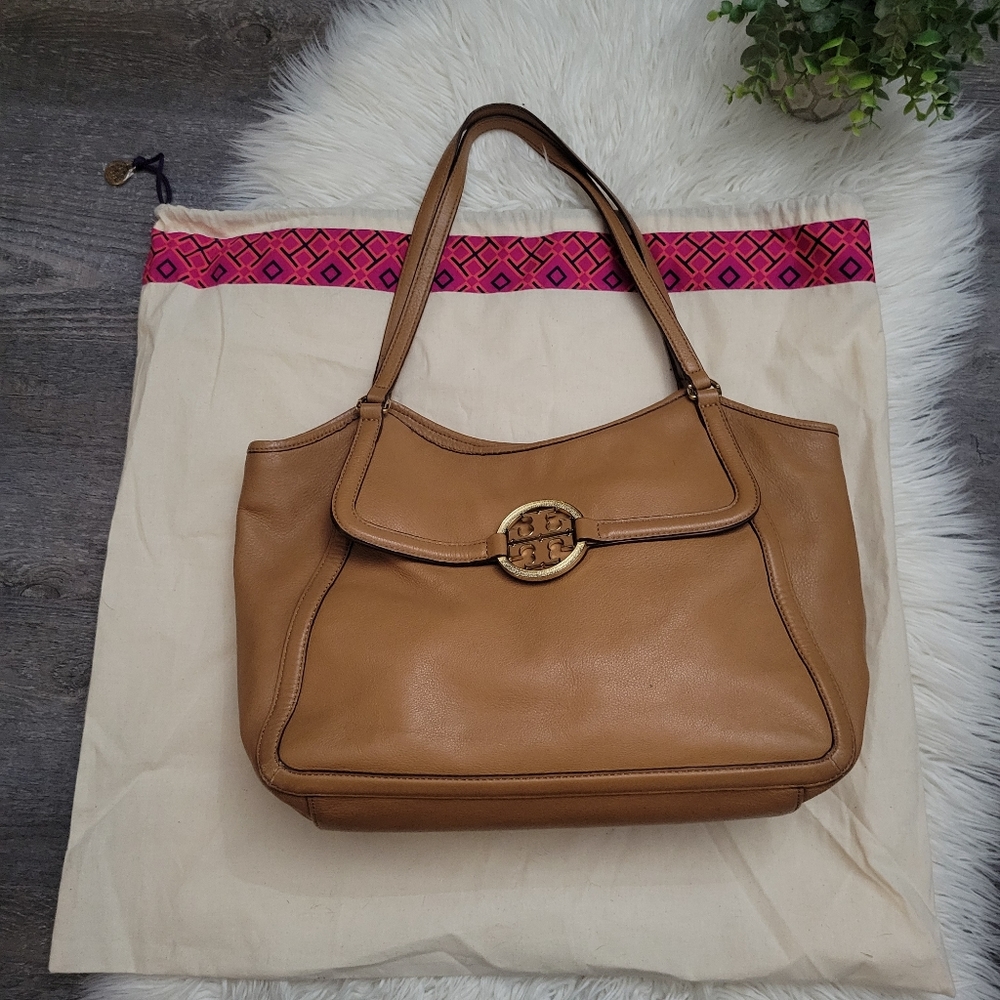 Tory Burch Amanda Easy Tote Bag in tan - Picture 11 of 16